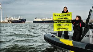 Des activistes de Greenpeace et Vredesactie devant le terminal LNG de Zeebruges.