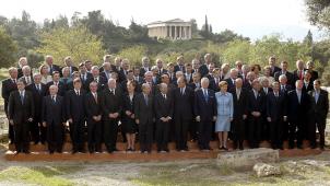 En avril 2003, les représentants d’Etats posent pour une photo de famille à Athènes, après la signature du traité d
