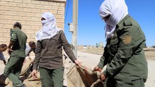 En juillet dernier, des femmes kurdes syriennes des Forces démocratiques syriennes (FDS) se préparaient à une attaque turque en protégeant les habitations des civils dans la ville d