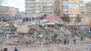 Les recherches de survivants continuent dans les ruines de cet immeuble de Diyarbakir.