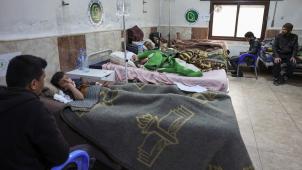L’hôpital Al-Rahma est bondé, les blessés arrivant sans discontinuer par ambulances, dont un grand nombre d’enfants.