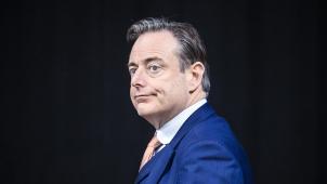 Bart De Wever se démultiplie depuis peu en donneur de leçons de rigueur quand le bourgmestre d’Anvers a bien des difficultés à gérer rigoureusement une ville passoire pour les mafias internationales – et ce n’est pas la faute des Wallons.