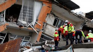 Alors que les secouristes s’affairent pour sauver les victimes des décombres, la Belgique peine à mettre en application sa volonté de montrer sa solidarité.