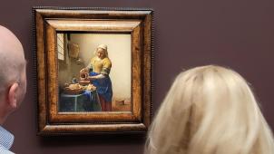 Visiteurs de l’exposition Vermeer du Rijksmuseum devant «La laitière», 1658-59. Rijksmuseum, Amsterdam.