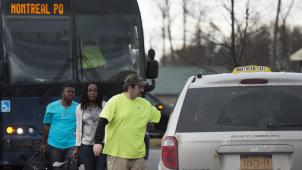 Un homme et une femme venant d’Haïti expliquant avoir été déposés près de la frontière du Canada par un bus américain.