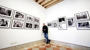 Nikos Aliagas, la semaine dernière, parmi les 130photos de son exposition vénitienne.