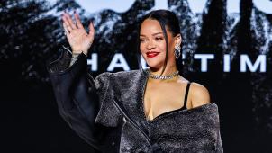 Rihanna, 34ans, en blouson d’aviateur Alaïa, à la conférence de presse du show de mi-temps du Super Bowl, ce jeudi 9 février.