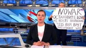 Le 14 mars 2022, trois semaines après l’invasion russe en Ukraine, en plein journal télévisé sur la première chaîne d’Etat à Moscou, la journaliste avait brandi une pancarte où l’on pouvait lire ces mots: «No war».