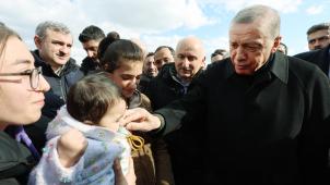 Le président Erdogan s’est rendu dans la région sinistrée, on le voit ici à Adiyaman le 10 février.