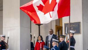 Le secrétaire américain à la Défense Lloyd Austin et son homologue du Canada, Anita Anand, réunis pour une cérémonie au Pentagone vendredi, ont coopéré à propos de «l’objet non identifié» abattu samedi par un jet américain au dessus du Canada.