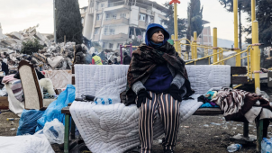 Au coeur des débris de la ville de Hatay en Turquie, une femme assise sur un banc. Elle a tout perdu.
