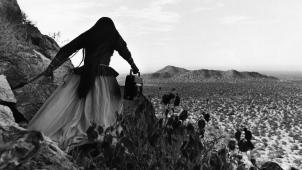 Graciela Iturbide, «Mujer angel», désert de Sonora, Mexique, 1979.