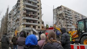 Une opération de sauvetage dans un immeuble touché par une roquette le 14 janvier à Dnipro, dans le centre de l’Ukraine.