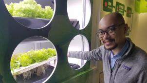 «Nous créons l’environnement idéal que les plantes voudraient si elles étaient à l’extérieur», explique Kevin Lin, le directeur du développement de l’entreprise.