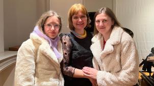 Irina (à droite) et Anna (à gauche) ont pu bénéficier de l’aide de Nataliya Chepurenko (au centre) à leur arrivée à Bruxelles l’année dernière.