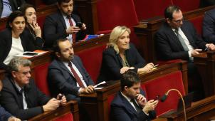 A l’Assemblée, Marine Le Pen et les élus du RN surjouent le calme des vieilles troupes quand l’hémicycle s’embrase.