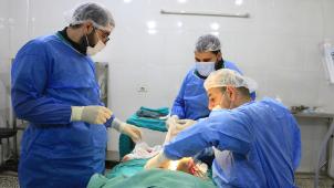 Des médecins syriens opèrent un patient dans un hôpital d