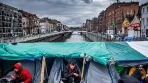 Sur le pont qui enjambe le canal, des demandeurs d’asile attendent depuis plusieurs mois une réponse des autorités.