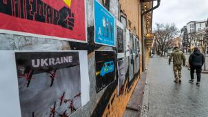 Dans la fameuse rue Derybasivska, des affichettes d’artistes odessites galvanisent la résistance ukrainienne.