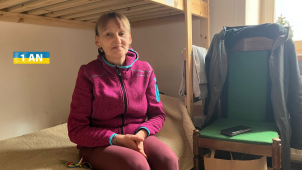 Yana Bondarchuk, assise sur son lit dans le dortoir de Przemyls où elle vient de passer la nuit, avant de rejoindre sa fille en Allemagne.