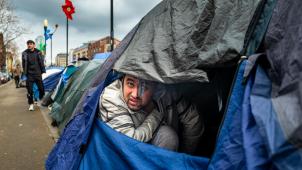Cent quarante demandeurs d’asile qui dormaient depuis au moins une semaine dans des tentes de fortune installées au bord du canal à Molenbeek vont obtenir une place d’accueil. Et les autres?