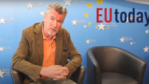 Gary Cartwight, aka « Phillipe Jeune » ou « Lejeune », donne une « conférence » sur la chaîne YouTube du « fake » média EU Today.