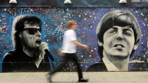 Depuis les années 60, les chemins des Stones de Mick Jagger et des Beatles de Paul McCartney se croisent régulièrement, comme ici avec cette fresque des deux leaders à Carnaby Street, à Londres.