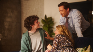 Au centre du film,  Hugh Jackman (à d.) incarne Peter, père  démuni – tout comme son ex-femme Kate (Laura Dern, au centre) – face à la détresse  de son fils (l’émouvant  Zen McGrath, à g).