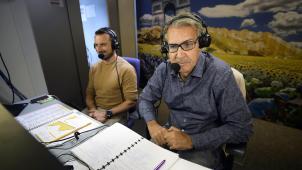 Rodrigo Beenkens dans la cabine commentaires, avec le consultant français Cyril Saugrain, lors du Tour de France 2017.
