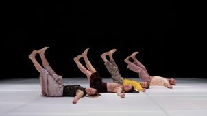 «Les Autres», quatre personnages qui dansent pour déjouer l’ennui. Par la Anton Lachky Company, le 19mars au Wolubilis.