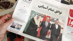 Le cliché, pris à Téhéran le 11 mars, montre un journal local annonçant l’accord entre l’Arabie saoudite et l’Iran sous les auspices des Chinois.