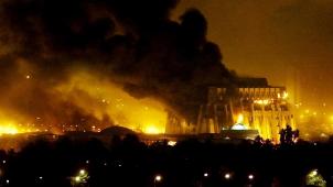 Bombardements sur Bagdad le 21 mars 2003, un bâtiment officiel en feu.