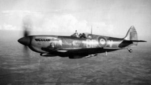 Le Spitfire est l’avion britannique développé pour répondre efficacement aux redoutables Stuka (Junkers Ju 87) et Messerschmitt BF 109 ennemis.