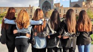 Un groupe de jeunes filles non voilées à Ispahan.