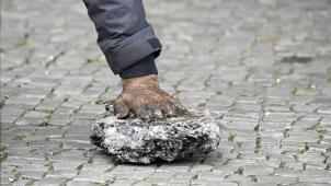 En décembre dernier, lors d’une action de protestation, un activiste climatique s’est collé au sol à l’aide de superglue.