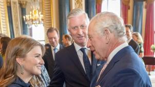 Le roi Charles accueille chaleureusement notre Souverain ainsi que la Duchesse de Brabant, qui lui fait la révérence, comme le veut l’usage.