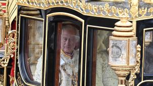 À bord du Diamond Jubilee State Coach, le roi Charles se rend à l’abbaye de Westminster  sous les acclamations de la foule.  Il porte déjà son manteau d’apparat.