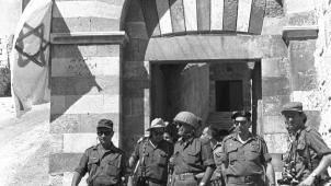 Juin 1967. Israël s’empare du Sinaï, de la bande de Gaza, de la Cisjordanie (ici à Hébron), du Golan ainsi que Jérusalem-Est. Lentement mais sûrement, le succès militaire va se muer en désastre diplomatique.