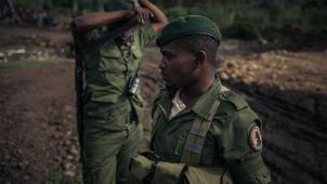 Des gardes du parc national des Virunga montent la garde à la centrale hydroélectrique de Matebe, dans l’est de la République démocratique du Congo, le 1er avril 2022.