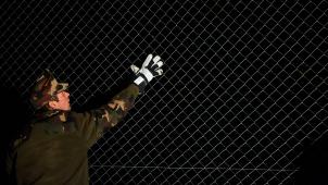 La double clôture barbelée et électrifiée de 175 kilomètres sur la frontière hongro-serbe ne serait qu’une « barricade décorative », selon un journaliste.