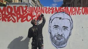 Fresque murale réalisée en soutien à Olivier Vandecasteele près de la Bourse, à Bruxelles, le 25 avril 2023.