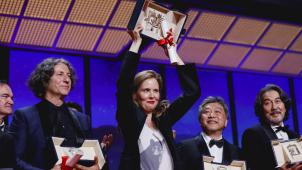 La réalisatrice Justine Triet brandit sa Palme d’Or pour le film «Anatomie d’une chute» à côté du réalisateur Hirokazu Kore-eda, qui a reçu le prix du meilleur scénario pour le film «Kaibutsu» (Monstre) au nom du scénariste Yuji Sakamoto, Le réalisateur Jonathan Glazer, lauréat du Grand Prix pour le film «The Zone of Interest», et Koji Yakusho, lauréat du Prix d’interprétation masculine pour son rôle dans le film «Perfect Days», lors de la cérémonie de clôture du 76ème Festival de Cannes à Cannes, France, le 27 mai 2023. REUTERS/Gonzalo Fuentes
