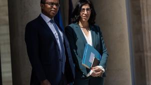 Le ministre français de l’Education Pap Ndiaye (G) et la ministre de la Culture Rima Abdul Malak (D) quittent le palais de l’Elysée après la réunion hebdomadaire du cabinet à Paris, France, 24 mai 2023. 