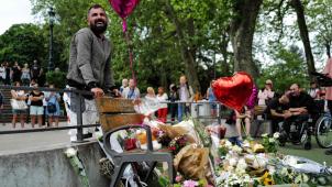 De nombreuses personnes ont rendu hommage aux victimes au parc d’Annecy. ll n’est pas de crime plus atroce que de s’attaquer à des enfants. Mais à l’effroi s’ajoute la nausée.