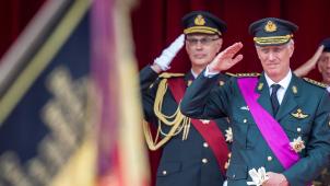 Le général 4 étoiles Thierry Vandeveld derrière le Souverain lors du défilé militaire du 21 juillet.
