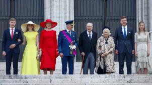 À gauche de cette photo de la famille royale (pratiquement) au grand complet, le prince Gabriel, la princesse Elisabeth et la reine Mathilde se sont amusés à reproduire les couleurs du drapeau belge.