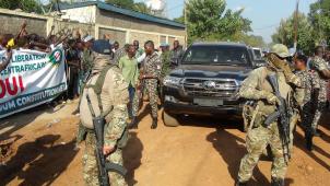Des hommes de la milice Wagner entourant le président centrafricain Faustin-Archange Touadera, le 17 juillet 2023, à Bangui.