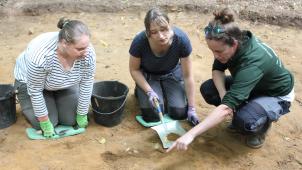 Durant tout ce mois de juillet, Fanny Martin guide sur le terrain les étudiantes en archéologie.