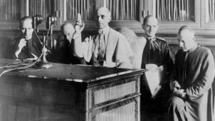 En 1943, Pie XII prononce un discours en faveur de la paix. Derrière lui (2 e  en partant de la droite), se trouve le futur pape Paul VI.