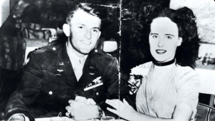 Elizabeth Short en compagnie de Matthew Gordon, un officier de l’armée de l’air. À droite: le certificat de décès de la jeune femme.